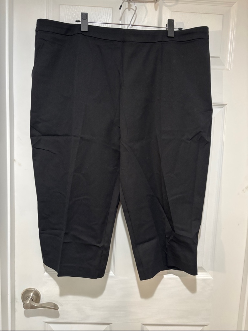 SUSAN GRAVER NIP Black Flat Front Side Zip Capri Pants